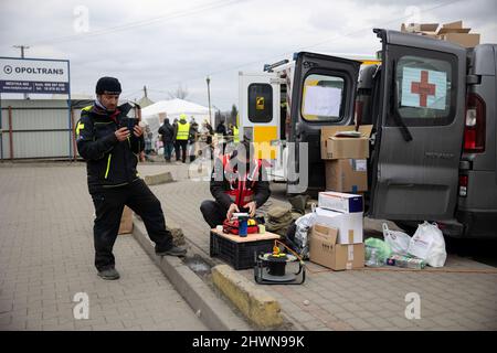 Medyka, Polen. 06. März 2022. An der Grenze wird ein medizinischer Freiwilliger gesehen, der Kits vorbereitet. Mehr als 1,3 Millionen Ukrainer sind in ihr Land geflohen, um der russischen Invasion zu entkommen, von denen mindestens die Hälfte Polen erreicht hat. Viele humanitäre Experten warnen vor einer Massenkrise in Europa, die in den nächsten Wochen eintreten könnte. Kredit: SOPA Images Limited/Alamy Live Nachrichten Stockfoto