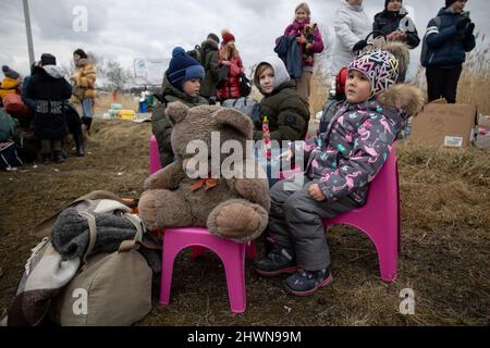 Medyka, Polen. 06. März 2022. Junge Flüchtlinge warten an der Grenze. Mehr als 1,3 Millionen Ukrainer sind in ihr Land geflohen, um der russischen Invasion zu entkommen, von denen mindestens die Hälfte Polen erreicht hat. Viele humanitäre Experten warnen vor einer Massenkrise in Europa, die in den nächsten Wochen eintreten könnte. Kredit: SOPA Images Limited/Alamy Live Nachrichten Stockfoto