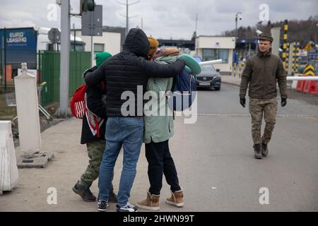 Medyka, Polen. 06. März 2022. Eine Familie, die an der Grenze zu Medyka wieder vereint war. Mehr als 1,3 Millionen Ukrainer sind in ihr Land geflohen, um der russischen Invasion zu entkommen, von denen mindestens die Hälfte Polen erreicht hat. Viele humanitäre Experten warnen vor einer Massenkrise in Europa, die in den nächsten Wochen eintreten könnte. Kredit: SOPA Images Limited/Alamy Live Nachrichten Stockfoto