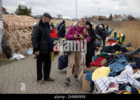 Medyka, Polen. 06. März 2022. An der Grenze ist ein Flüchtling mit ihrem Hund in den Armen zu sehen. Mehr als 1,3 Millionen Ukrainer sind in ihr Land geflohen, um der russischen Invasion zu entkommen, von denen mindestens die Hälfte Polen erreicht hat. Viele humanitäre Experten warnen vor einer Massenkrise in Europa, die in den nächsten Wochen eintreten könnte. Kredit: SOPA Images Limited/Alamy Live Nachrichten Stockfoto