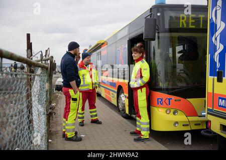 Medyka, Polen. 06. März 2022. Ein Team von freiwilligen medizinischen Helfern steht an der Grenze zur Verfügung. Mehr als 1,3 Millionen Ukrainer sind in ihr Land geflohen, um der russischen Invasion zu entkommen, von denen mindestens die Hälfte Polen erreicht hat. Viele humanitäre Experten warnen vor einer Massenkrise in Europa, die in den nächsten Wochen eintreten könnte. Kredit: SOPA Images Limited/Alamy Live Nachrichten Stockfoto