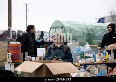 Medyka, Polen. 06. März 2022. An der Lebensmittelspende-Stelle an der Grenze ist ein Flüchtling zu sehen. Mehr als 1,3 Millionen Ukrainer sind in ihr Land geflohen, um der russischen Invasion zu entkommen, von denen mindestens die Hälfte Polen erreicht hat. Viele humanitäre Experten warnen vor einer Massenkrise in Europa, die in den nächsten Wochen eintreten könnte. Kredit: SOPA Images Limited/Alamy Live Nachrichten Stockfoto