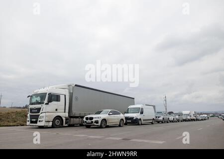 Medyka, Polen. 06. März 2022. Eine lange Schlange von Fahrzeugen wartet darauf, an der Grenze zurück in die Ukraine zu fahren. Mehr als 1,3 Millionen Ukrainer sind in ihr Land geflohen, um der russischen Invasion zu entkommen, von denen mindestens die Hälfte Polen erreicht hat. Viele humanitäre Experten warnen vor einer Massenkrise in Europa, die in den nächsten Wochen eintreten könnte. (Foto von Hesther Ng/SOPA Images/Sipa USA) Quelle: SIPA USA/Alamy Live News Stockfoto