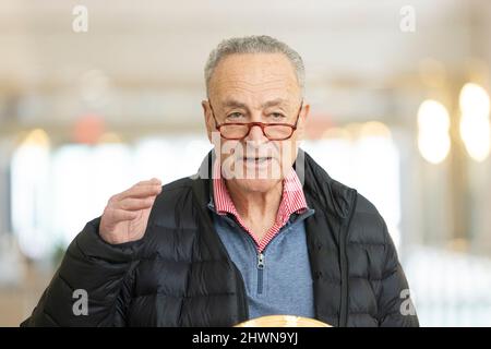 Der Mehrheitsführer Charles Schumer drängt die Regierung von Präsident Biden auf den Transfer von sowjetischen Jets, die Polen und anderen osteuropäischen Ländern gehören, in die Ukraine an der 875 3. Avenue in Manhattan. Senator Schumer war am 5. März 2022 mit dem ukrainischen Präsidenten Zelenskyy in einem Zoom-Gespräch und die Ukraine bat um Hilfe bei Jets. Senator sagt, dass die Piloten der ukrainischen Luftwaffe wissen, wie man solche Arten von Jets bedient. Senator erklärte, dass die Geberländer bei der Wiederherstellung ihrer Flotte unterstützt werden. (Foto von Lev Radin/Pacific Press) Stockfoto