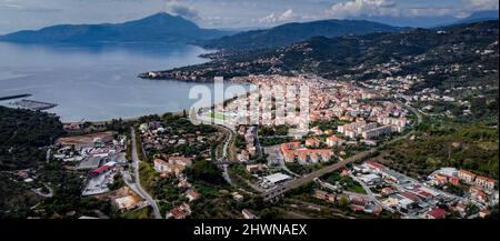 Wunderbare Stadt Sapri in Italien von oben - die italienische Westküste Stockfoto