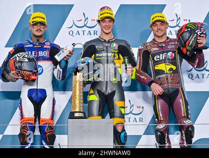 Doha, Katar. 6. März 2022. Der Italiener Celestino Vietti (C) aus dem Jahr Moto2 des Mooney VR46 Racing Teams, Der Spanier Aron Canet (L) vom Team Flexbox HP40 und der Brite Sam Lowes (R) vom elf Marc VDS Racing Team posieren nach dem letzten Rennen des MotoGP Grand Prix von Katar Moto2 2022 im Losail Circuit in Doha, der Hauptstadt von Katar, gemeinsam auf dem Siegerpodest, Am 6. März 2022. Kredit: Nikku/Xinhua/Alamy Live Nachrichten Stockfoto