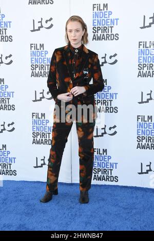 Los Angeles, USA. 06. März 2022. Hannah Einbinder kommt bei den Film Independent Spirit Awards 2022 an, die am Sonntag, dem 6. März 2022, am Santa Monica Beach in Santa Monica, CA, verliehen wurden. (Foto: Sthanlee B. Mirador/Sipa USA) Quelle: SIPA USA/Alamy Live News Stockfoto