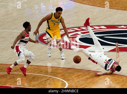 Washington, USA. 06. März 2022. WASHINGTON, DC - 06. MÄRZ: Die Wache der Washington Wizards Tomas Satoransky (31) und die Wache der Indiana Pacers Malcolm Brogdon (7) treffen sich am 06. März 2022 in der Capital One Arena in Washington, DC, während eines NBA-Spiels zwischen den Washington Wizards und den Indiana Pacers. (Foto von Tony Quinn/SipaUSA) Quelle: SIPA USA/Alamy Live News Stockfoto