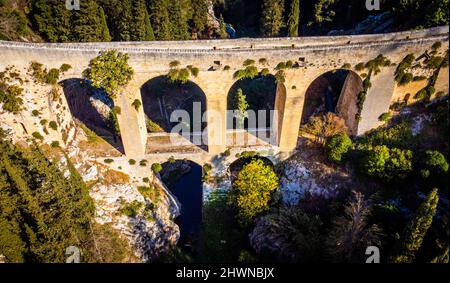 Luftaufnahme über die Brücke von Gravina in Apulien in Italien - das antike Aquädukt von oben Stockfoto