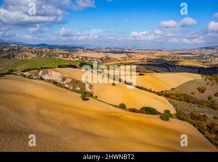 Flug über die wunderschönen ländlichen Landschaften Süditalien Stockfoto