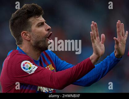 Elche, Spanien. 6. März 2022. Gerard Pique von Barcelona reagiert während des La Liga-Spiels zwischen Elche und FC Barcelona im Martinez Valero-Stadion in Elche, Spanien, am 6. März 2022. Quelle: Str/Xinhua/Alamy Live News Stockfoto