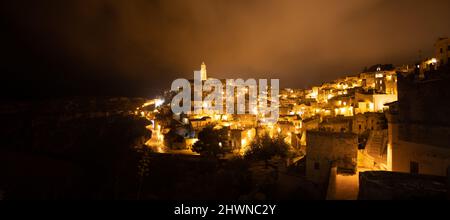 Erstaunliche Stadt Mdera in Italien bei Nacht Stockfoto