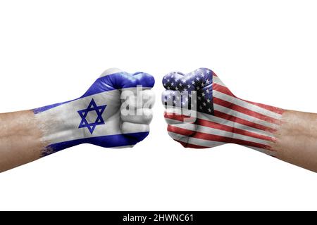 Zwei Hände schlagen sich gegenseitig auf weißem Hintergrund zu. Länderflaggen bemalten Fäuste, Konfliktkrisenkonzept zwischen israel und den usa Stockfoto