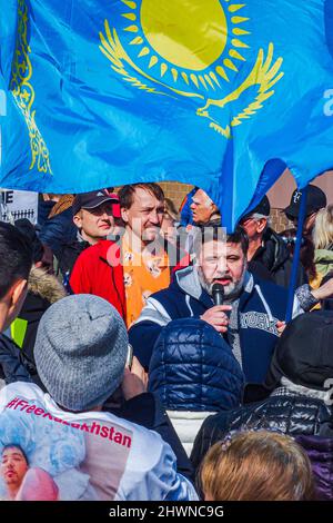 New York, New York, USA. 6. März 2022. Russische und ukrainische Bewohner sowie andere slawische Nationalitäten kamen zusammen, um gegen den russischen Krieg gegen die Ukraine in Brighton Beach, Brooklyn, zu protestieren. New York City hat die größte konzentrierte ukrainische, russische und slawische Bevölkerung in einem Gebiet mit den Vereinigten Staaten. (Bild: © Bianca Otero/ZUMA Press Wire) Stockfoto