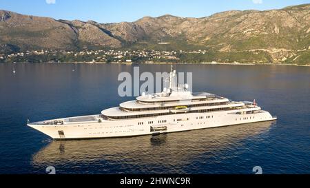 Die zweitgrößte Yacht der Welt, „Eclipse“, gehört dem russischen Milliardär Oligarch Roman Abramovich. Eine der teuersten Yachten, Bild-Foto Stockfoto