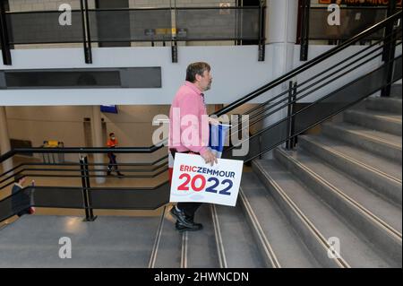 Toulon, Frankreich. 06. März 2022. Ein Mann mit einem Plakat 'Zemmour 2022' wird die Treppe hinauf zum Treffen gesehen. Eric Zemmour, rechtsextremer Kandidat der Reconquete! Die Partei versammelte mehr als 8000 Menschen im Zenith von Toulon zur wichtigsten Sitzung des Wahlkampfs. Er kündigte offiziell die Rallye hinter seiner Würdigungvon Marion Marechal Le Pen an, der Nichte von Marine Le Pen, die eine Kandidatin für das Rassemblement National ist. Kredit: SOPA Images Limited/Alamy Live Nachrichten Stockfoto