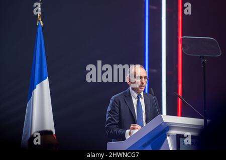 Toulon, Frankreich. 06. März 2022. Eric Zemmour ist während seiner Rede auf der Bühne zu sehen. Eric Zemmour, rechtsextremer Kandidat der Reconquete! Die Partei versammelte mehr als 8000 Menschen im Zenith von Toulon zur wichtigsten Sitzung des Wahlkampfs. Er kündigte offiziell die Rallye hinter seiner Würdigungvon Marion Marechal Le Pen an, der Nichte von Marine Le Pen, die eine Kandidatin für das Rassemblement National ist. Kredit: SOPA Images Limited/Alamy Live Nachrichten Stockfoto