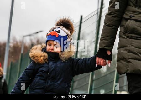 Medyka, Polen. 05. März 2022. Eine ukrainische Familie trifft am polnisch-ukrainischen Grenzübergang in Medyka ein Humanitäre Korridore wurden für Menschen aus belagerten Gebieten zur Flucht geöffnet. Mehr als 500 Menschen sind bereits aus der Ukraine nach Polen geflohen. Da die Armee der Russischen Föderation die ukrainischen Grenzen überschritten hat, wird der Konflikt zwischen der Ukraine und Russland voraussichtlich bis zu 4 Millionen Ukrainer zur Flucht zwingen. Viele der Flüchtlinge werden in Polen Asyl beantragen. Die meisten Flüchtlinge kommen in Grenzstädte wie Przemysl an und werden in Innenstädte verlegt. Kredit: SOPA Images Limited/Alamy Live Nachrichten Stockfoto