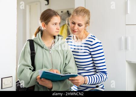 Teenager-Interviewer, der eine Wählerumfrage bei Frauen macht Stockfoto