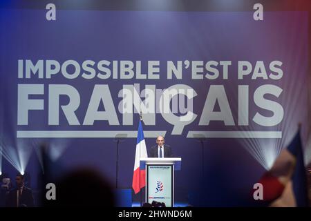 Toulon, Frankreich. 06. März 2022. Eric Zemmour ist während seiner Rede auf der Bühne zu sehen. Eric Zemmour, rechtsextremer Kandidat der Reconquete! Die Partei versammelte mehr als 8000 Menschen im Zenith von Toulon zur wichtigsten Sitzung des Wahlkampfs. Er kündigte offiziell die Rallye hinter seiner Würdigungvon Marion Marechal Le Pen an, der Nichte von Marine Le Pen, die eine Kandidatin für das Rassemblement National ist. (Foto: Laurent Coust/SOPA Images/Sipa USA) Quelle: SIPA USA/Alamy Live News Stockfoto