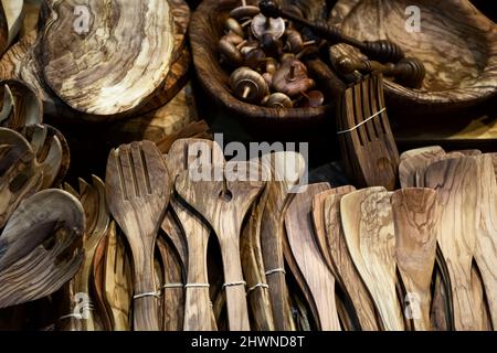 Küchengeschirr aus Olivenholz Stockfoto