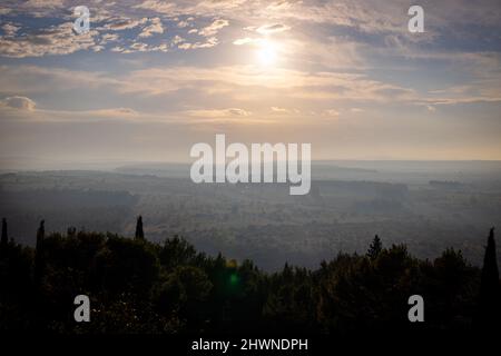 Weitwinkelansicht über die wunderschöne italienische Landschaft bei Sonnenuntergang von Castel del monte Stockfoto