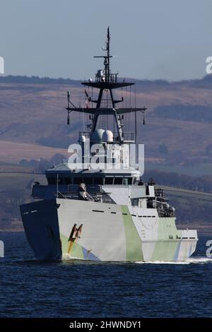 HMS Severn (P282), ein von der Royal Navy betriebenes Patrouillenschiff der Batch 1 River-Klasse, das Greenock auf dem Firth of Clyde passiert hat, als sie nach einem Hafenbesuch in Glasgow wieder den Clyde hinunter fuhr. Das Schiff trägt immer noch das Camouflage-Schema Western Approaches, das für ihre Wiederinbetriebnahme im August 2021 als Tribut an diejenigen, die in der Schlacht am Atlantik gekämpft haben, beantragt wurde. Stockfoto