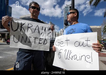 Orlando, USA. 06. März 2022. Anhänger der Ukraine halten während einer Kundgebung in Orlando, Florida, am 6. März 2022 Zeichen. Die Kundgebung wurde abgehalten, um Präsident Wladimir Putin und Russlands Invasion in der Ukraine zu verurteilen. Der ukrainische Präsident Wolodymyr Zelenski rief die Ukrainer dazu auf, sich gegen die russischen Invasoren zu wehren. (Foto von Ronen Tivony/Sipa USA) *** Bitte nutzen Sie die Gutschrift aus dem Kreditfeld *** Credit: SIPA USA/Alamy Live News Stockfoto