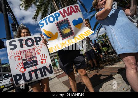 Orlando, USA. 06. März 2022. Anhänger der Ukraine halten während einer Kundgebung in Orlando, Florida, am 6. März 2022 Zeichen. Die Kundgebung wurde abgehalten, um Präsident Wladimir Putin und Russlands Invasion in der Ukraine zu verurteilen. Der ukrainische Präsident Wolodymyr Zelenski rief die Ukrainer dazu auf, sich gegen die russischen Invasoren zu wehren. (Foto von Ronen Tivony/Sipa USA) *** Bitte nutzen Sie die Gutschrift aus dem Kreditfeld *** Credit: SIPA USA/Alamy Live News Stockfoto