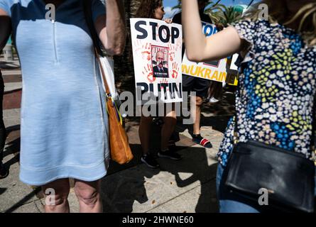 Orlando, USA. 06. März 2022. Anhänger der Ukraine halten während einer Kundgebung in Orlando, Florida, am 6. März 2022 Zeichen. Die Kundgebung wurde abgehalten, um Präsident Wladimir Putin und Russlands Invasion in der Ukraine zu verurteilen. Der ukrainische Präsident Wolodymyr Zelenski rief die Ukrainer dazu auf, sich gegen die russischen Invasoren zu wehren. (Foto von Ronen Tivony/Sipa USA) *** Bitte nutzen Sie die Gutschrift aus dem Kreditfeld *** Credit: SIPA USA/Alamy Live News Stockfoto