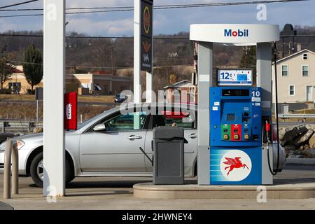 Danville, Usa. 06. März 2022. Am Sonntag, den 6. März 2022, wird an einer Gaspumpe an einer Mobil-Station in der Nähe von Danville, Pennsylvania, ein Auto gesehen. Laut AAA erreichte der durchschnittliche Benzinpreis in Pennsylvania am 6. März 2022 einen Rekordwert von $4,179 pro Gallone. (Foto von Paul Weaver/Sipa USA) Quelle: SIPA USA/Alamy Live News Stockfoto