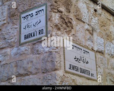 Jerusalem, Straßenschilder aus Keramikfliesen, die in Steinmauern von Gebäuden im jüdischen Viertel der Altstadt eingebettet sind, dreisprachig in Hebräisch, Arabisch und Englisch Stockfoto