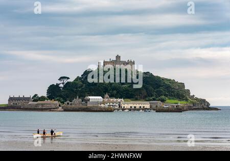 Saint Michael's Mount, Cornwall, England, UK-Juli 24 2021: Weibliche Mitglieder des Mount's Bay Pilot Gig Club bereiten sich auf das Rudern rund um Saint Michael's Mount, d vor Stockfoto