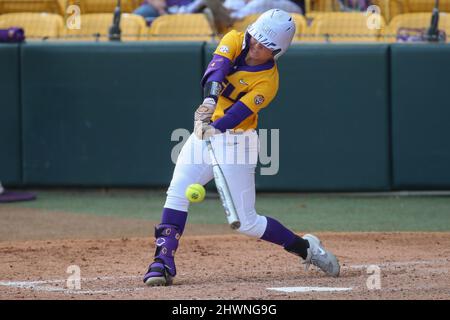 Baton Rouge, LA, USA. 6. März 2022. McKenzie Redoutey (4) von LSU versucht während der NCAA Softball-Aktion zwischen den Louisiana Tech Bulldogs und den LSU Tigers im Tiger Park in Baton Rouge, LA, einen Basisschlag zu erspielen. Jonathan Mailhes/CSM/Alamy Live News Stockfoto