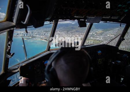 Ein Flugzeug der Nevada Air National Guard C-130 Hercules fliegt während einer Trainingsübung am 2. März 2022 über die Innenstadt von Honolulu, Hawaii. Die Nevada Air National Guard ist darauf spezialisiert, bei Bedarf taktische Luftaufnahmen und Luftaufnahmen an verschiedene Orte auf der ganzen Welt zu liefern. (USA Foto der Air National Guard von Thomas Cox, dem Senior Airman) Stockfoto