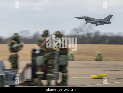 Der 138.-Kampfflügel führt am 5. März 2022 auf der Tulsa Air National Guard Base, Okla. Eine ATSO-Trainingsübung ist eine von der Luftwaffe beauftragte Übung, die sich darauf konzentriert, die Fähigkeit von Flugleuten zu verbessern, ihre Aufgaben unter weniger als idealen Bedingungen auszuführen und die Reaktion des Geräts auf chemische, biologische, radiologische und nukleare Bedrohungen zu verbessern. (Foto der Oklahoma Air National Guard von Meister Sgt. C.T. Michael) Stockfoto