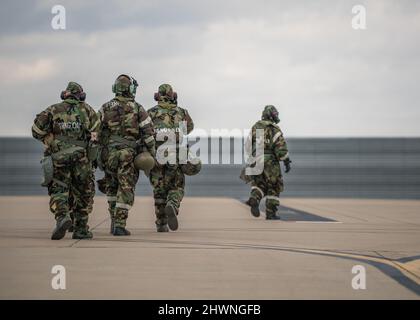 Der 138.-Kampfflügel führt am 5. März 2022 auf der Tulsa Air National Guard Base, Okla. Eine ATSO-Trainingsübung ist eine von der Luftwaffe beauftragte Übung, die sich darauf konzentriert, die Fähigkeit von Flugleuten zu verbessern, ihre Aufgaben unter weniger als idealen Bedingungen auszuführen und die Reaktion des Geräts auf chemische, biologische, radiologische und nukleare Bedrohungen zu verbessern. (Foto der Oklahoma Air National Guard von Meister Sgt. C.T. Michael) Stockfoto