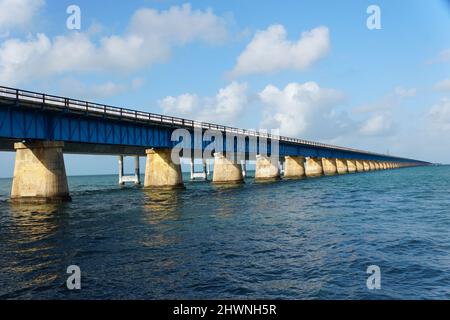 Der Blick auf die Brücke auf der Route US 1 in der Nähe des Florida Keys Overseas Heritage Trail, Florida, USA Stockfoto