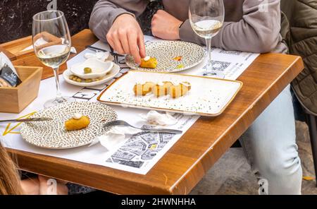 Die moderne Tapas-Bar El Pasaje serviert Fleisch- und Seafood-Gerichte. Barrio de Santa Cruz, Sevilla, Spanien Stockfoto