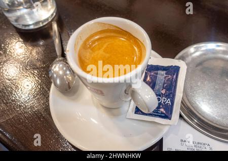 Kaffee mit Milch wird in der andalusischen Jugendstilbar Europa, Alfalfa, Sevilla, Spanien serviert Stockfoto