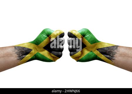 Zwei Hände schlagen sich gegenseitig auf weißem Hintergrund zu. Länderflaggen bemalten Fäuste, Konfliktkrisenkonzept zwischen jamaika und jamaika Stockfoto