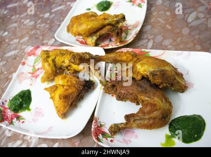 Chicken Tandoori mit grünem Chutney in weißem Teller aus verschiedenen Winkeln Stockfoto