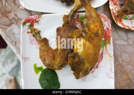 Chicken Tandoori mit grünem Chutney in weißem Teller aus verschiedenen Winkeln Stockfoto