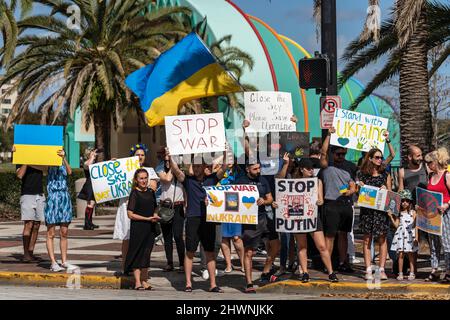 Orlando, Usa. 03. März 2022. Anhänger der Ukraine, die während einer Kundgebung in Orlando, Florida, Schilder und ukrainische Flaggen halten. Die Kundgebung wurde abgehalten, um Präsident Wladimir Putin und Russlands Invasion in der Ukraine zu verurteilen. Der ukrainische Präsident Wolodymyr Zelenski rief die Ukrainer dazu auf, sich gegen die russischen Invasoren zu wehren. Kredit: SOPA Images Limited/Alamy Live Nachrichten Stockfoto