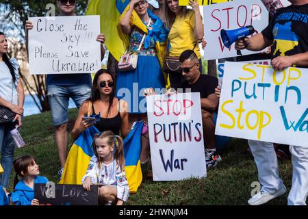 Orlando, Usa. 03. März 2022. Anhänger der Ukraine, die während einer Kundgebung in Orlando, Florida, Schilder und ukrainische Flaggen halten. Die Kundgebung wurde abgehalten, um Präsident Wladimir Putin und Russlands Invasion in der Ukraine zu verurteilen. Der ukrainische Präsident Wolodymyr Zelenski rief die Ukrainer dazu auf, sich gegen die russischen Invasoren zu wehren. Kredit: SOPA Images Limited/Alamy Live Nachrichten Stockfoto