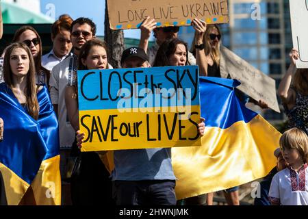 Orlando, Usa. 03. März 2022. Anhänger der Ukraine, die während einer Kundgebung in Orlando, Florida, Schilder und ukrainische Flaggen halten. Die Kundgebung wurde abgehalten, um Präsident Wladimir Putin und Russlands Invasion in der Ukraine zu verurteilen. Der ukrainische Präsident Wolodymyr Zelenski rief die Ukrainer dazu auf, sich gegen die russischen Invasoren zu wehren. Kredit: SOPA Images Limited/Alamy Live Nachrichten Stockfoto