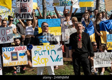 Orlando, Usa. 03. März 2022. Anhänger der Ukraine, die während einer Kundgebung in Orlando, Florida, Schilder und ukrainische Flaggen halten. Die Kundgebung wurde abgehalten, um Präsident Wladimir Putin und Russlands Invasion in der Ukraine zu verurteilen. Der ukrainische Präsident Wolodymyr Zelenski rief die Ukrainer dazu auf, sich gegen die russischen Invasoren zu wehren. Kredit: SOPA Images Limited/Alamy Live Nachrichten Stockfoto