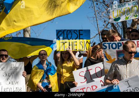 Orlando, Usa. 03. März 2022. Anhänger der Ukraine, die während einer Kundgebung in Orlando, Florida, Schilder und ukrainische Flaggen halten. Die Kundgebung wurde abgehalten, um Präsident Wladimir Putin und Russlands Invasion in der Ukraine zu verurteilen. Der ukrainische Präsident Wolodymyr Zelenski rief die Ukrainer dazu auf, sich gegen die russischen Invasoren zu wehren. Kredit: SOPA Images Limited/Alamy Live Nachrichten Stockfoto