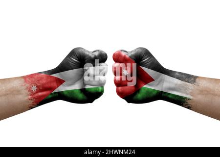 Zwei Hände schlagen sich gegenseitig auf weißem Hintergrund zu. Länderflaggen bemalten Fäuste, Konfliktkrisenkonzept zwischen jordanien und jordanien Stockfoto