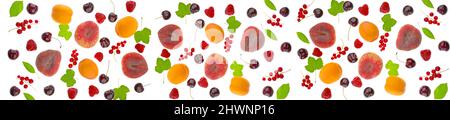 Sommerfrucht-Banner.Pfirsiche, Kirschen, Aprikosen, rote Johannisbeeren, Himbeeren und Blätter isoliert auf weißem Hintergrund.Obst- und Beerenbanner. Sommer Stockfoto